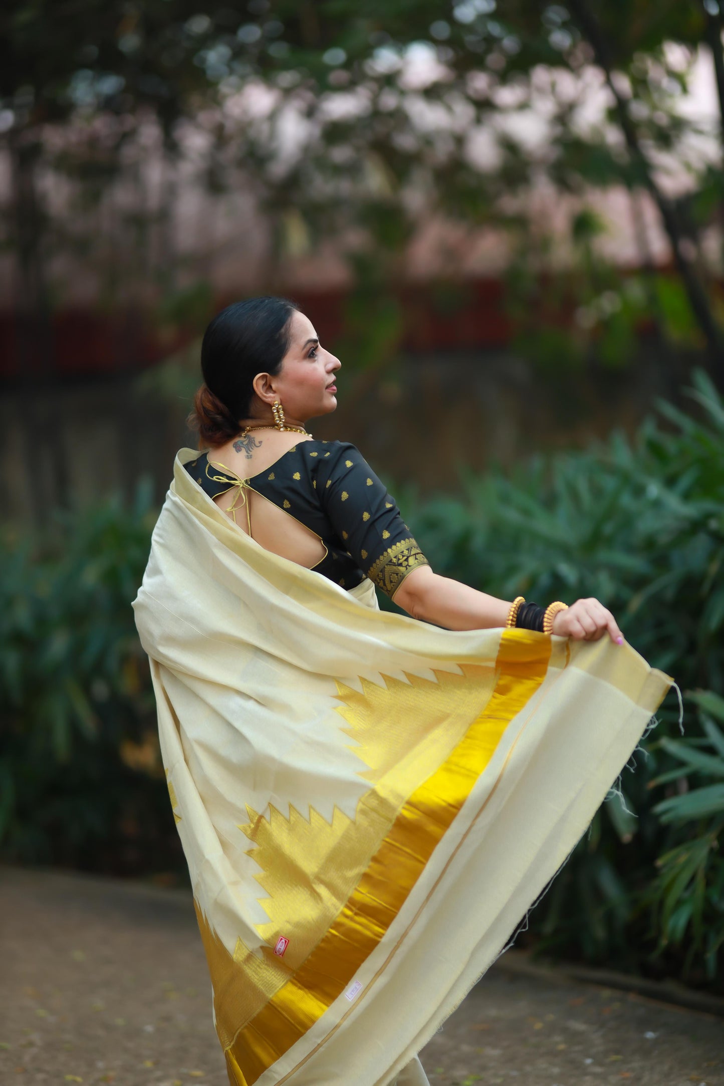 Big Temple Embroidered Tissue Saree – Off-White and Gold Elegance